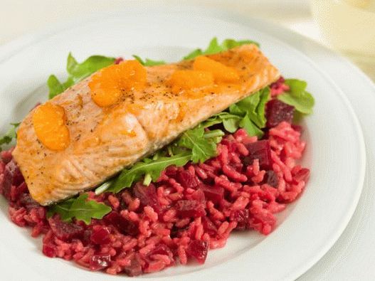 Фото сьомга в мандаринова глазура върху възглавница от ризото от цвекло