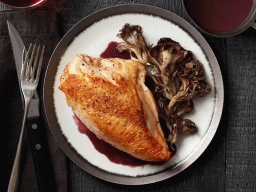 Пържена пилешка гърда с гъби и сос от червено вино