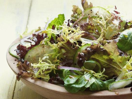 The photo на ястие - пикантна зелена салата