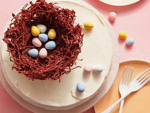 Великденска торта с птиче гнездо и мини-яйца