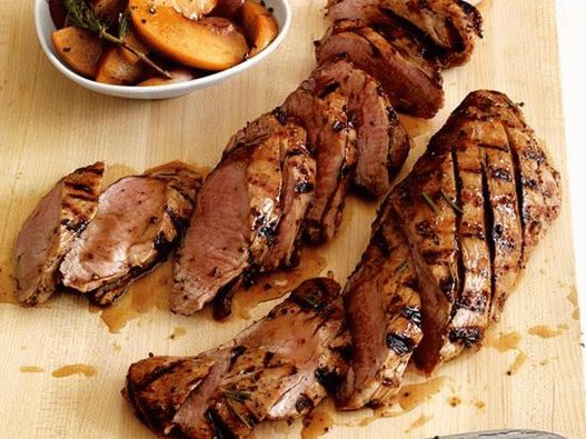 Свинско филе на скара с праскови и горчица-розмарин сос
