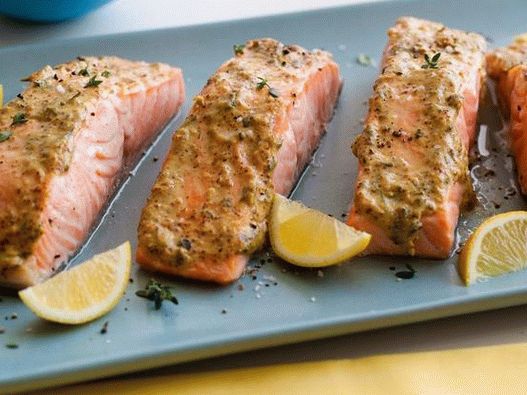 Печена сьомга в горчична глазура с билки