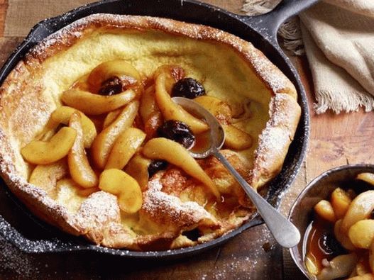 Въздушна палачинка с компот от ябълки и круши