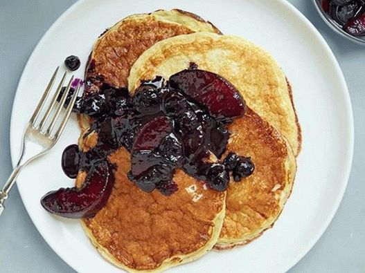 Пищни палачинки на кисело мляко със сос от боровинки и праскови