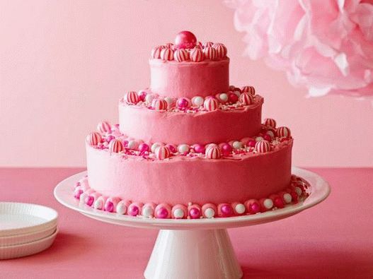 Снимка на ястието - торта за рожден ден с ярко розова масло глазура