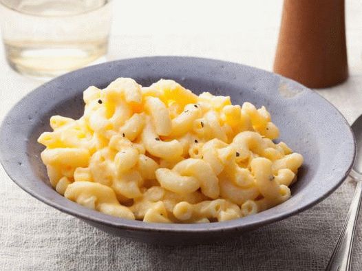 Снимка на тестени изделия в бавна готварска каша със сос от крема сирене