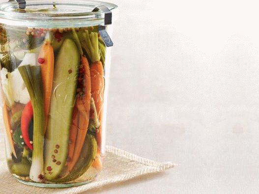 Фотосолени солени зеленчуци в хладилника: карфиол, моркови, краставици