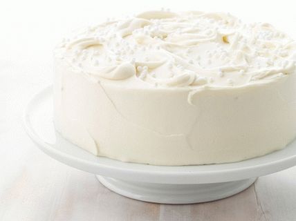 Снимка на бадемова торта с бял шоколадов глазур