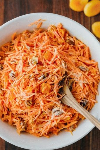 Фото салата от моркови с червени боровинки