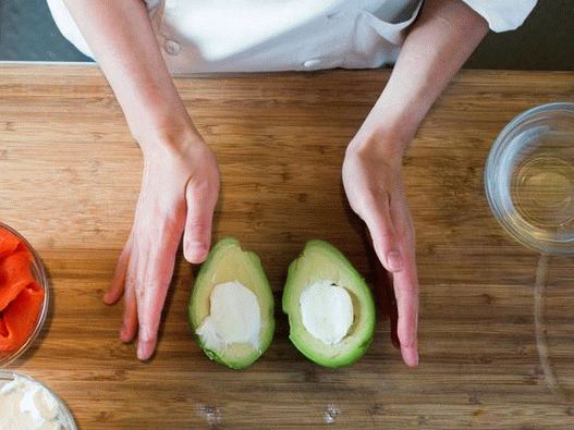 Сложете изварата в другата половина на авокадото.
