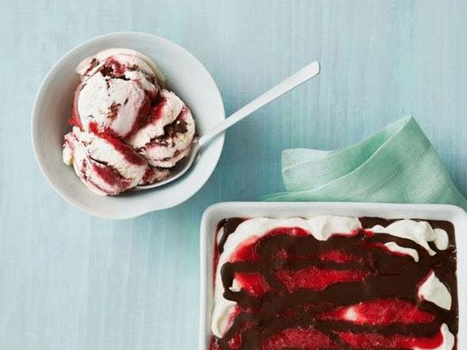Снимка неаполитански сладолед с ягоди