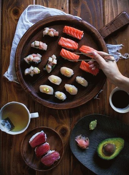 Снимка обяд в японски стил: пиле на скара, говеждо месо и риба тон
