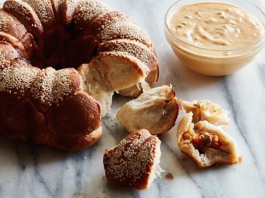 Снимка на хляб с маймунски чийзбургер