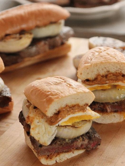 The photo на ястие - сандвичи с говеждо пържоло и пържени яйца