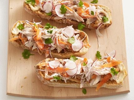 Фото отворени виетнамски сандвичи с пилешко месо