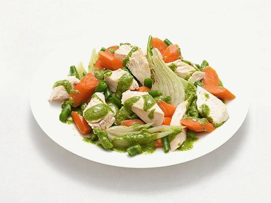 Фото варено пиле със зеленчуци и чесново-билков сос