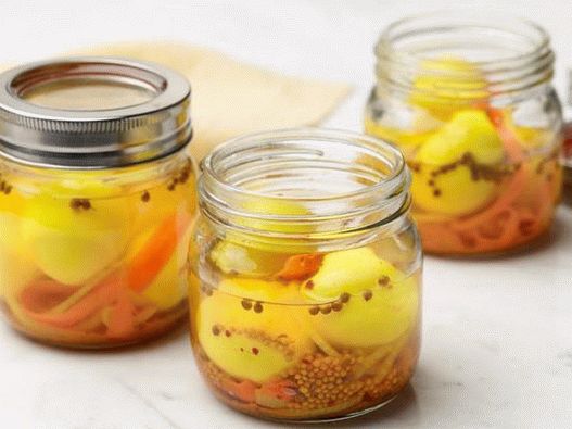 Снимка великденски яйца в марината с моркови
