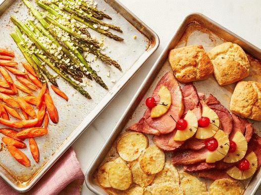 Снимка Великденска вечеря с шунка, зеленчуци и кифличка на два листа за печене