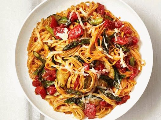 Снимка на тестени изделия Linguini с печени зеленчуци