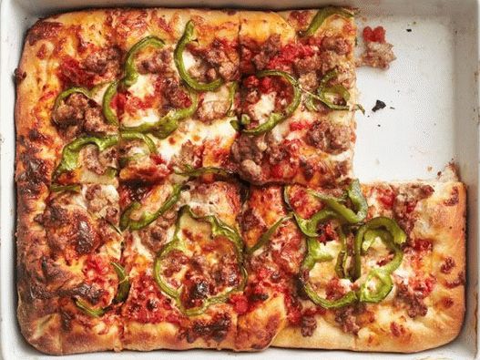 Фото сицилианска пица с наденица и черен пипер