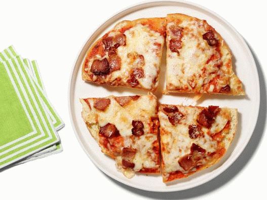 Фото пица с бекон и три вида сирене