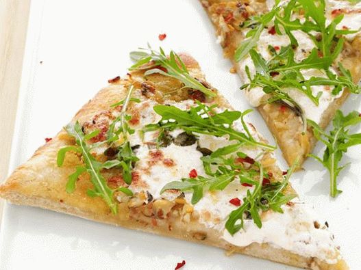 Фото пица с бял сос и фонголе