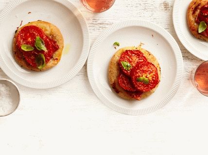 Снимка на Пицети със салам, домати и босилек