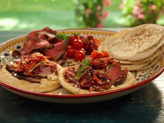 Снимка на Пита с агнешко месо в нар глазура с мента на шиш, домати на скара и салата от гръцко зеле