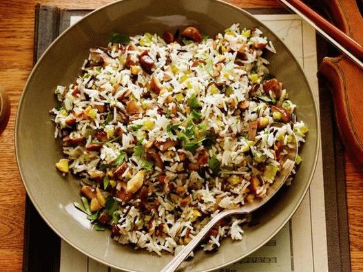 Снимка пилаф от див ориз с кестени