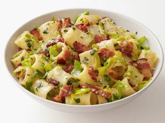Макаронени изделия Ригатони с бекон и праз