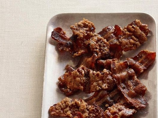 Карамелизиран бекон с ядки