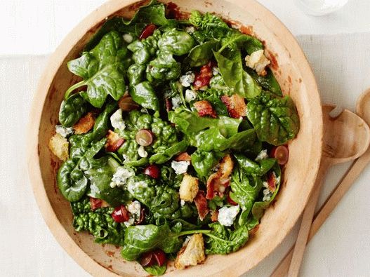 Спанатна салата с топъл дресинг бекон