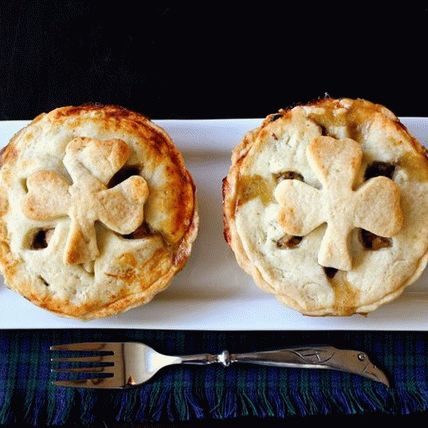 Фото порционни пайове с говеждо месо и капак от тесто за сирене върху бира