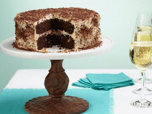Снимка на ястието - Шоколадова торта с извара и крем с ядки в карамел