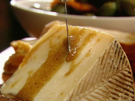 The photo на ястие - испански сирене и мед тапас