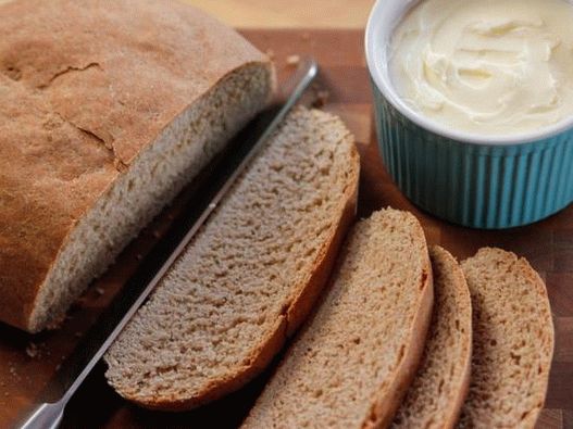 Снимка прост селски хляб с масло от мед