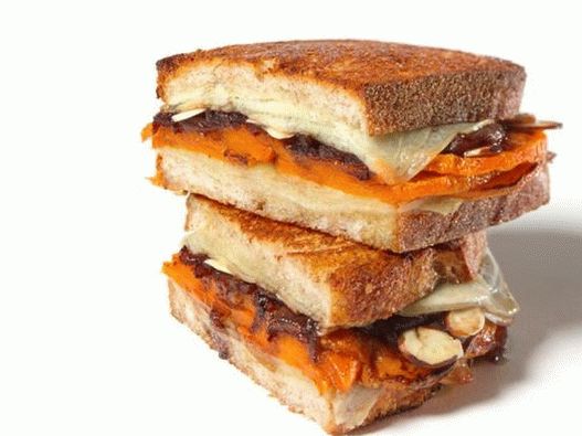 The photo на ястия - сандвичи с люта тиква, сирене и карамелизиран лук