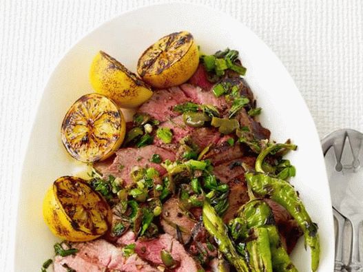 Пола пържола с лимони, лют пипер и зелен лук на скара