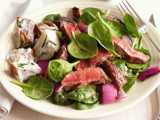 Пържола пържола и лук на скара със спанак и картофи в заквасена сметана