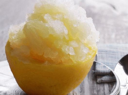 Плодова ледена лимонада с босилек