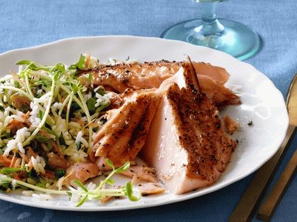 Фото оризова салата с моркови, билки и стафиди