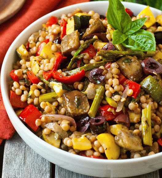 Фото салата от израелски кускус и зеленчуци на скара