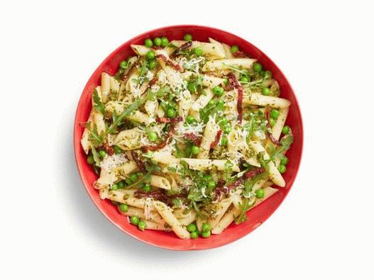 Фото салата с макаронени изделия Penne с пикантно песто