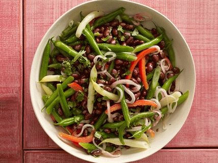 Фото салата от зелен фасул, сладък пипер и червен лук