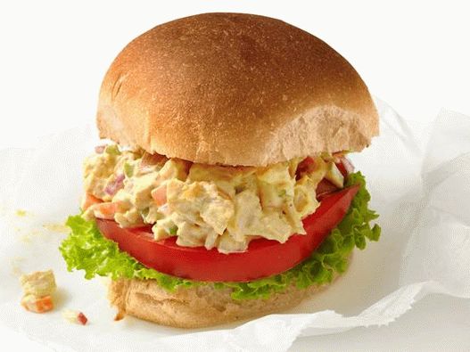 Фото сандвич с пилешка салата