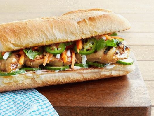 Фото сандвичи с пиле във виетнамски грил