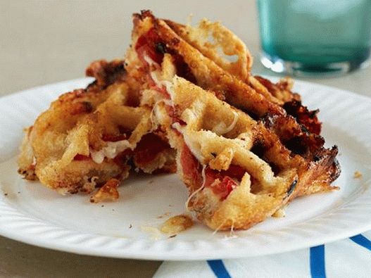 Фото сандвичи с крема сирене и домати в гофрета