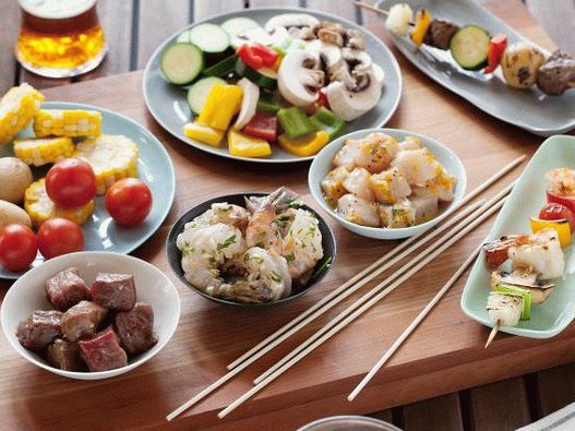 Снимка на шиш кебап със зеленчуци на скара