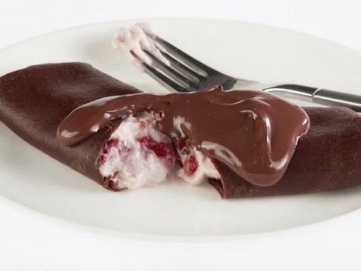 Фото шоколадови палачинки с извара и ягодов пълнеж