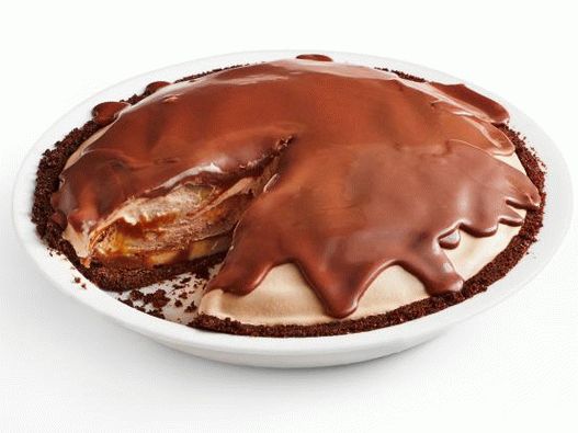 Фото шоколадова торта със сладолед, банани и карамел
